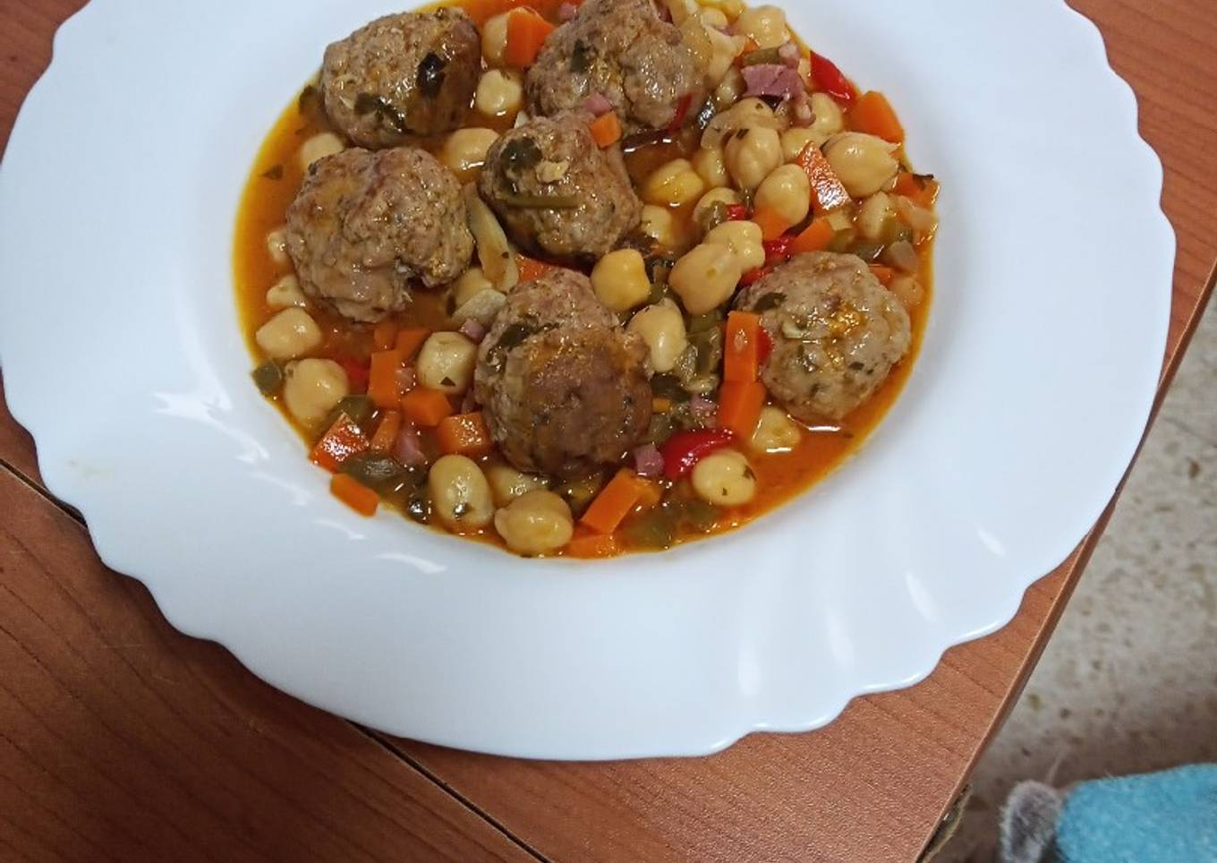 Guiso de garbanzos a la jardinera con albóndigas