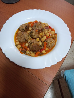 Una foto de Guiso de garbanzos a la jardinera con albóndigas