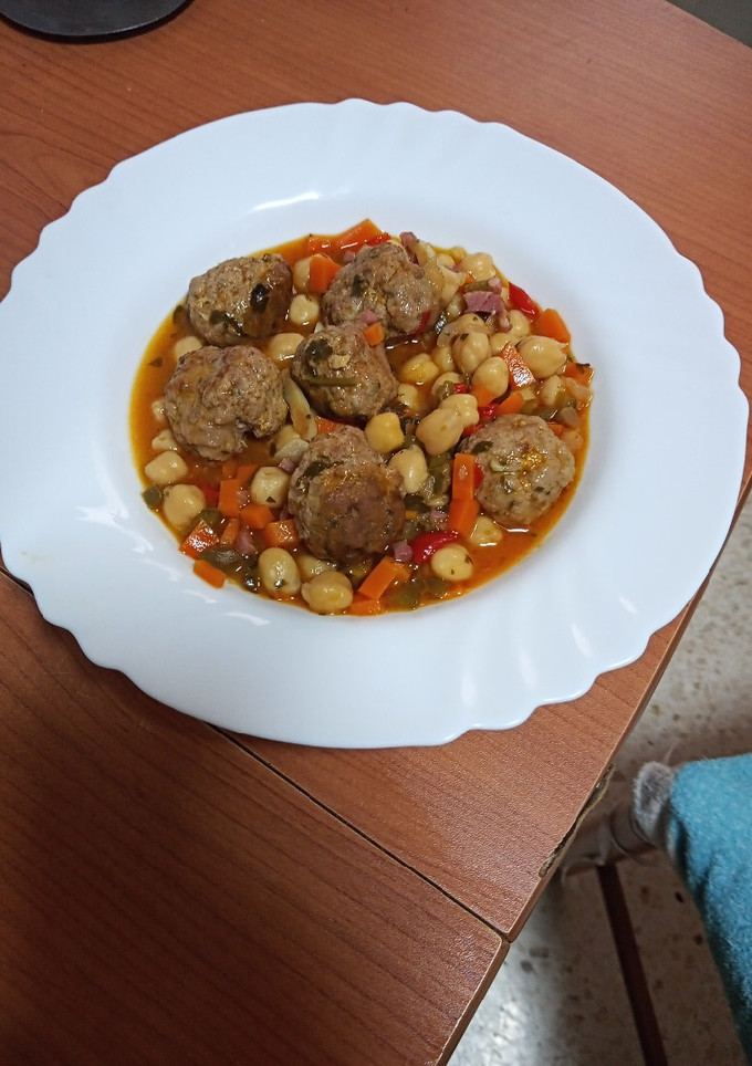 Una foto de Guiso de garbanzos a la jardinera con albóndigas