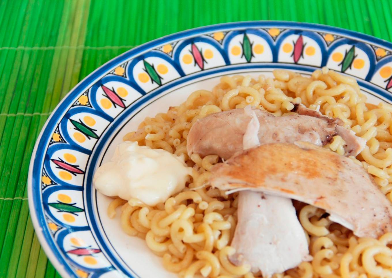 Fideuá de pollo. Fideos a la valenciana con pollo