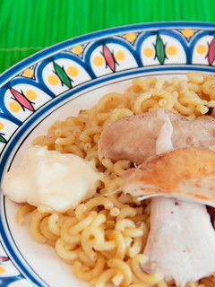Una foto de Fideuá de pollo. Fideos a la valenciana con pollo