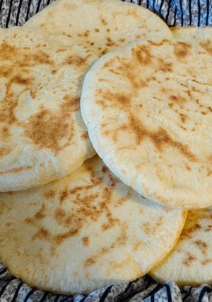 Una foto de Batbout o pan de sartén