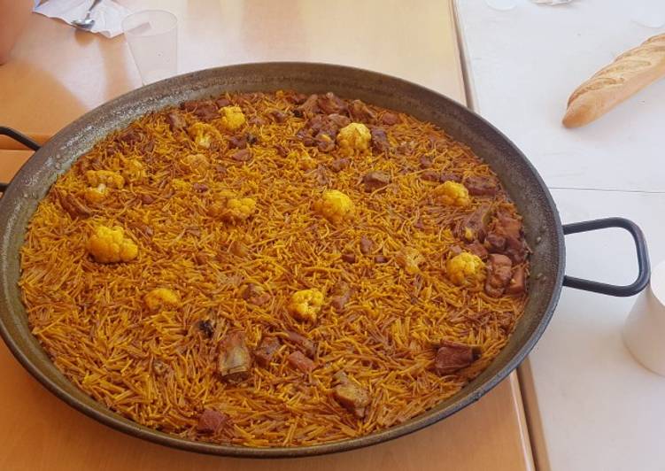 Fideuá de costillas y coliflor
