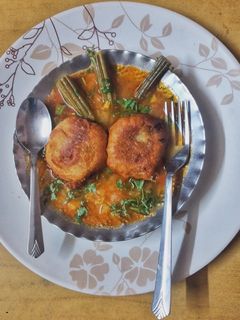 बटाटा वडा सांबार(Batata vada sambar recipe in marathi) रेसिपी चे मुख्य फोटो