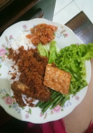 Foto resep Ayam serundeng kelapa
