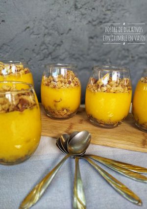Una foto de Postre de duraznos con crumble en vasos
