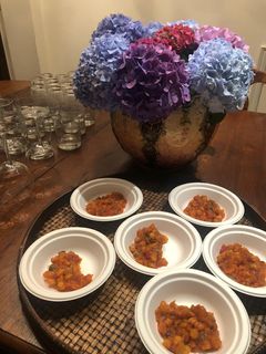 Una foto de Garbanzos con pisto, patata y gambón rojo