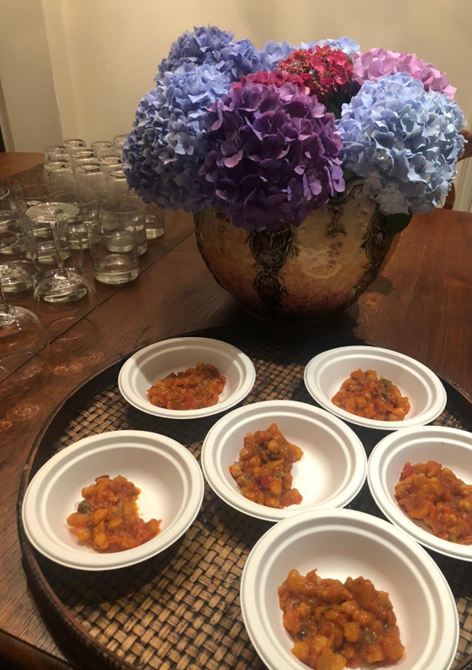 Una foto de Garbanzos con pisto, patata y gambón rojo