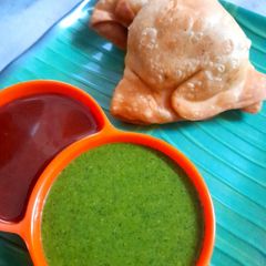 A picture of Samosa - garma garma with the chutney.