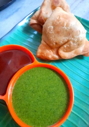A picture of Samosa - garma garma with the chutney.