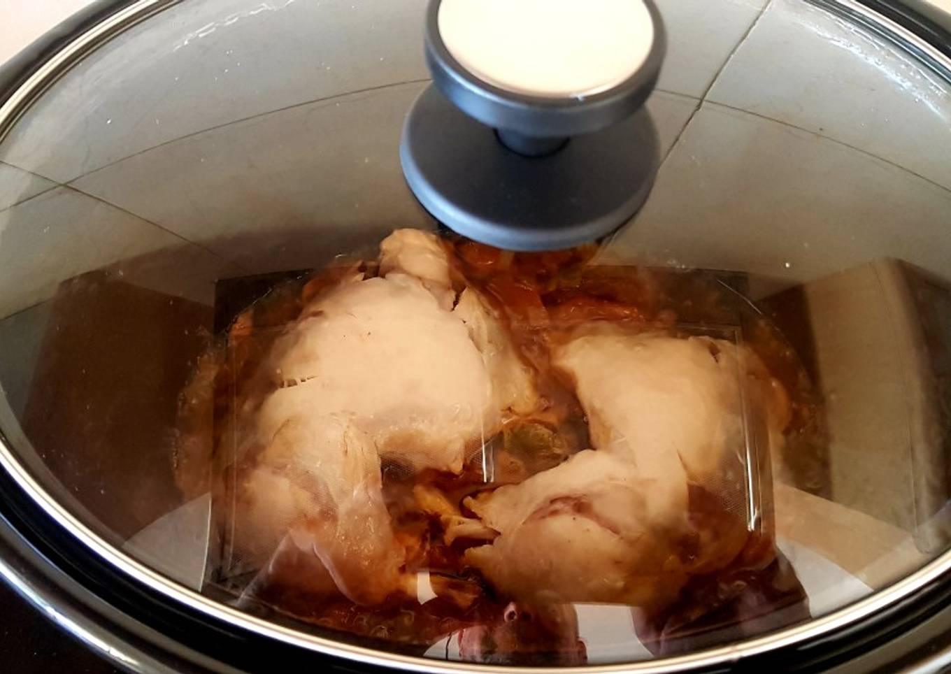 Pollo, verduras y champiñones al curry en olla de cocción lenta