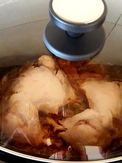 Una foto de Pollo, verduras y champiñones al curry en olla de cocción lenta