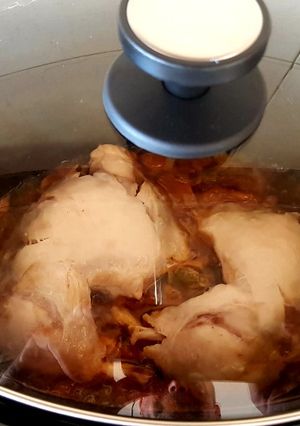 Una foto de Pollo, verduras y champiñones al curry en olla de cocción lenta