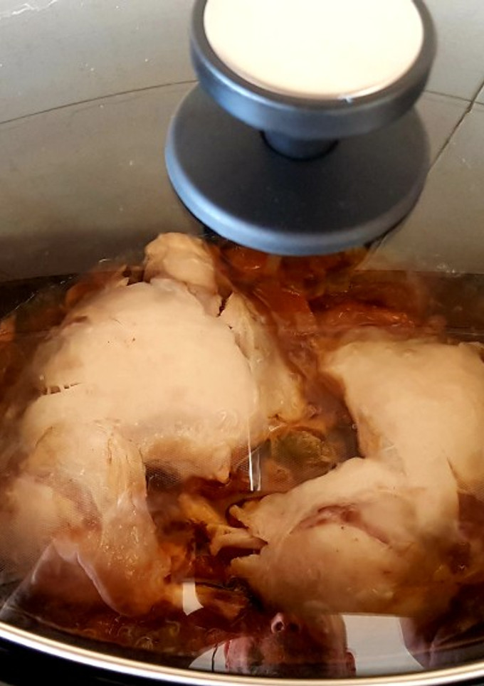Una foto de Pollo, verduras y champiñones al curry en olla de cocción lenta