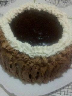 Una foto de Tarta de crema pastelera con nata y cobertura de chocolate