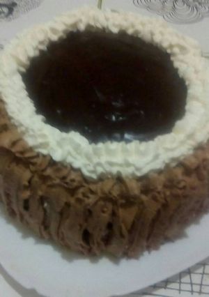 Foto principal de Tarta de crema pastelera con nata y cobertura de chocolate