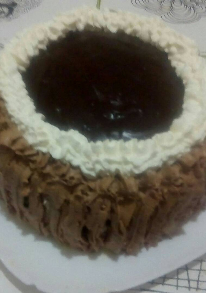 Una foto de Tarta de crema pastelera con nata y cobertura de chocolate