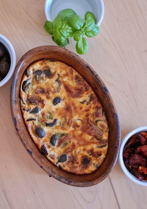 Una foto de Pastel de queso, tomates secos y olivas negras 🧀 🍅 🖤