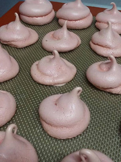 A picture of Meringue Cookies.