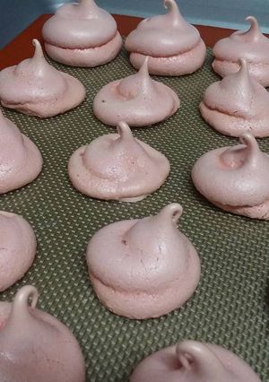 A picture of Meringue Cookies.