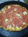 Tarta fácil de jamón, queso y tomate con amigos