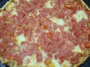 Una foto de tarta de mozzarella y jamón cocido