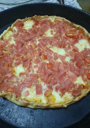 Una foto de Tarta fácil de jamón, queso y tomate con amigos