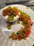 Vinagreta de albahaca, tomate y alcaparras sobre queso camembert 🍅🧀