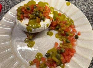 Una foto de Vinagreta de albahaca, tomate y alcaparras sobre queso camembert 🍅🧀