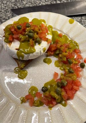 Una foto de Vinagreta de albahaca, tomate y alcaparras sobre queso camembert 🍅🧀