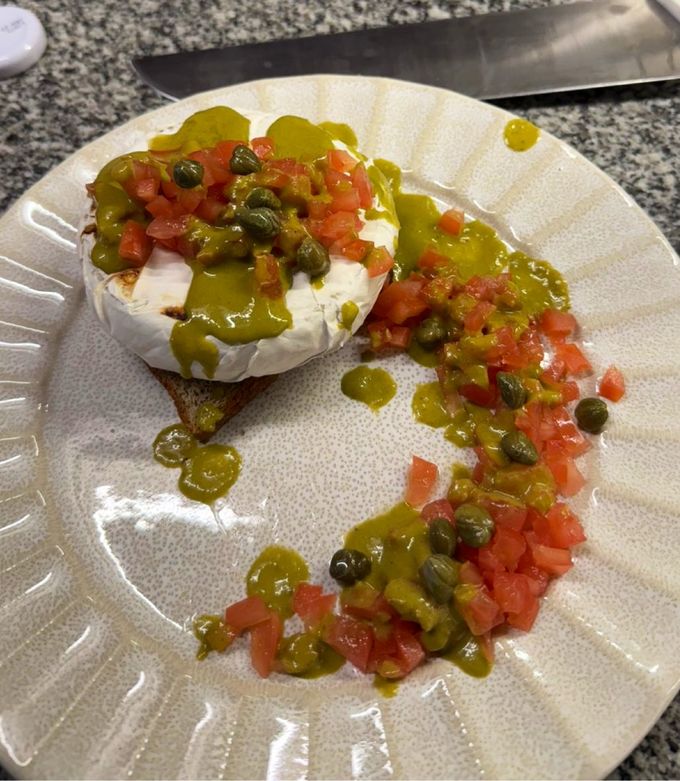 Una foto de Vinagreta de albahaca, tomate y alcaparras sobre queso camembert 🍅🧀