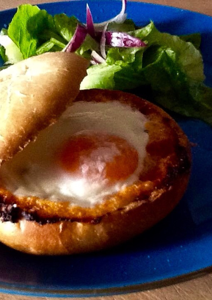 Una foto de Mollete relleno con huevo escalfado