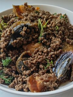 รูปของ กะเพราเนื้อไข่เยี่ยวม้า