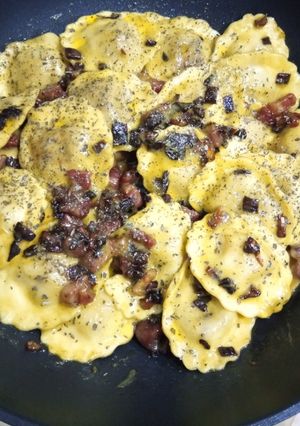 Foto principal de Raviolis con Panceta y Verduritas al Wok con Salsa de Mostaza Verde y Miel