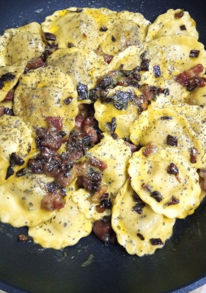 Una foto de Raviolis con Panceta y Verduritas al Wok con Salsa de Mostaza Verde y Miel