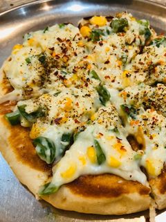 व्हाइट सॉस पिज़्ज़ा (White sauce pizza recipe in Hindi) रेसिपी मुख्य फोटो