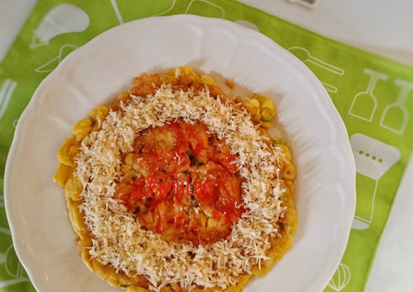 Langkah Mudah untuk Menyiapkan Pizza Telor Dadar Tabur Keju yang Enak
Banget