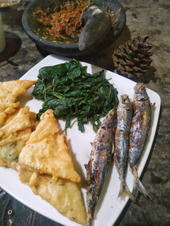Foto resep Plecing kangkung, tempe mendoan dan ikan pindang