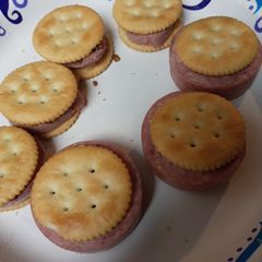 Snacker Crackers Batch 5 A picture of Snacker Crackers Batch 5.