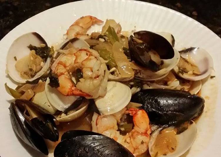 Recipe of Homemade Brad&#39;s seafood in white wine and garlic reduction