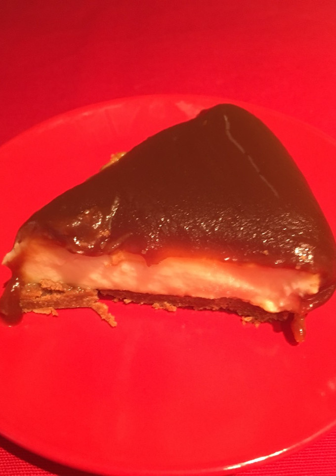 Una foto de Tarta de queso y salsa de caramelo