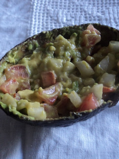 Una foto de Guacamole mexicano con kiwi, manzana verde y tocino