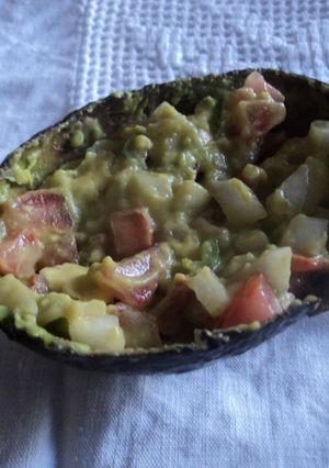 Una foto de Guacamole mexicano con kiwi, manzana verde y tocino
