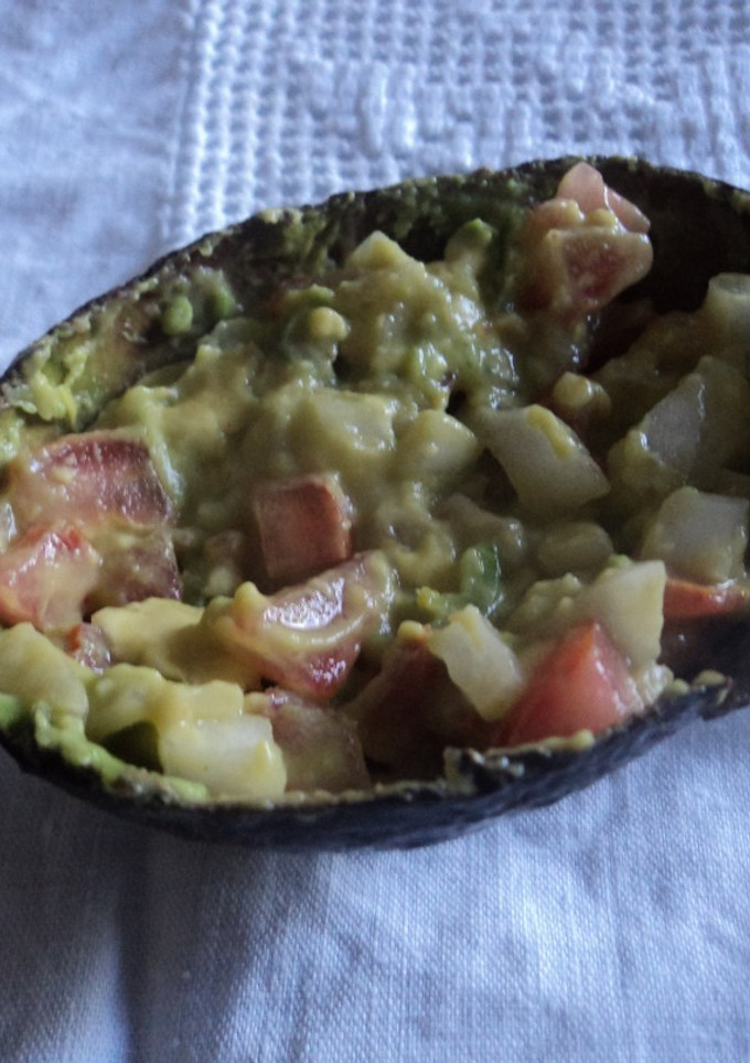 Una foto de Guacamole mexicano con kiwi, manzana verde y tocino
