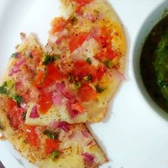 A picture of Onion tomato rava Uttapam.