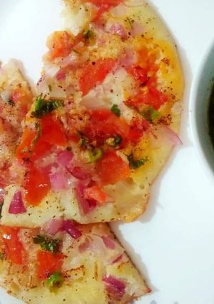 A picture of Onion tomato rava Uttapam.