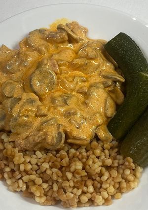 Gombapörkölt tarhonyával recept fotója