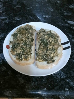 Una foto de Tostadas con revuelto de espinacas y queso fresco