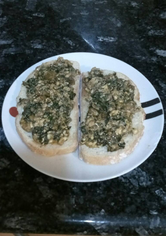 Una foto de Tostadas con revuelto de espinacas y queso fresco
