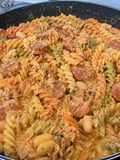 Massa Cremosa de Atum e Salsichas com Manjericão